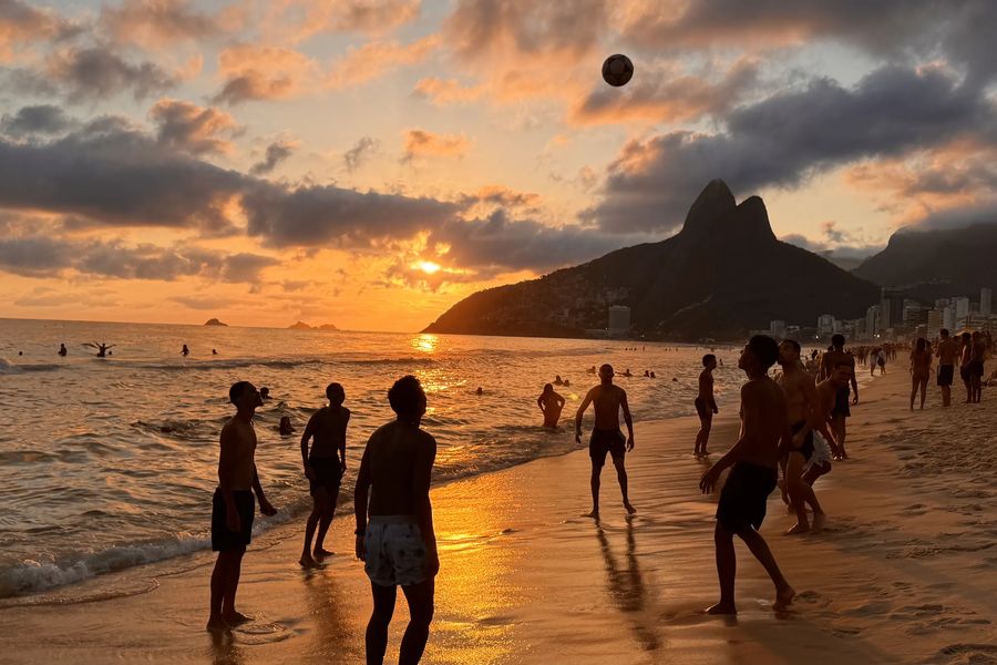 Footvolley sur la plage d'Ipanema