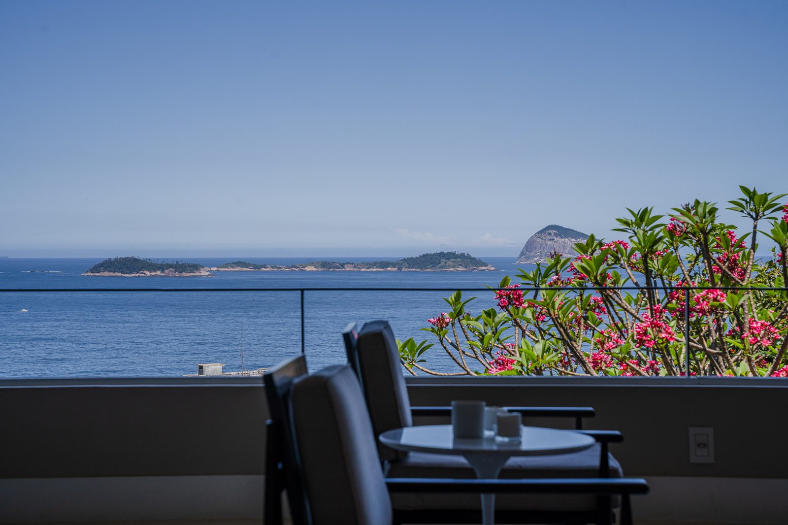 La terrasse de Vila Oriba face aux îles Cagarras, frangipanier en fleurs