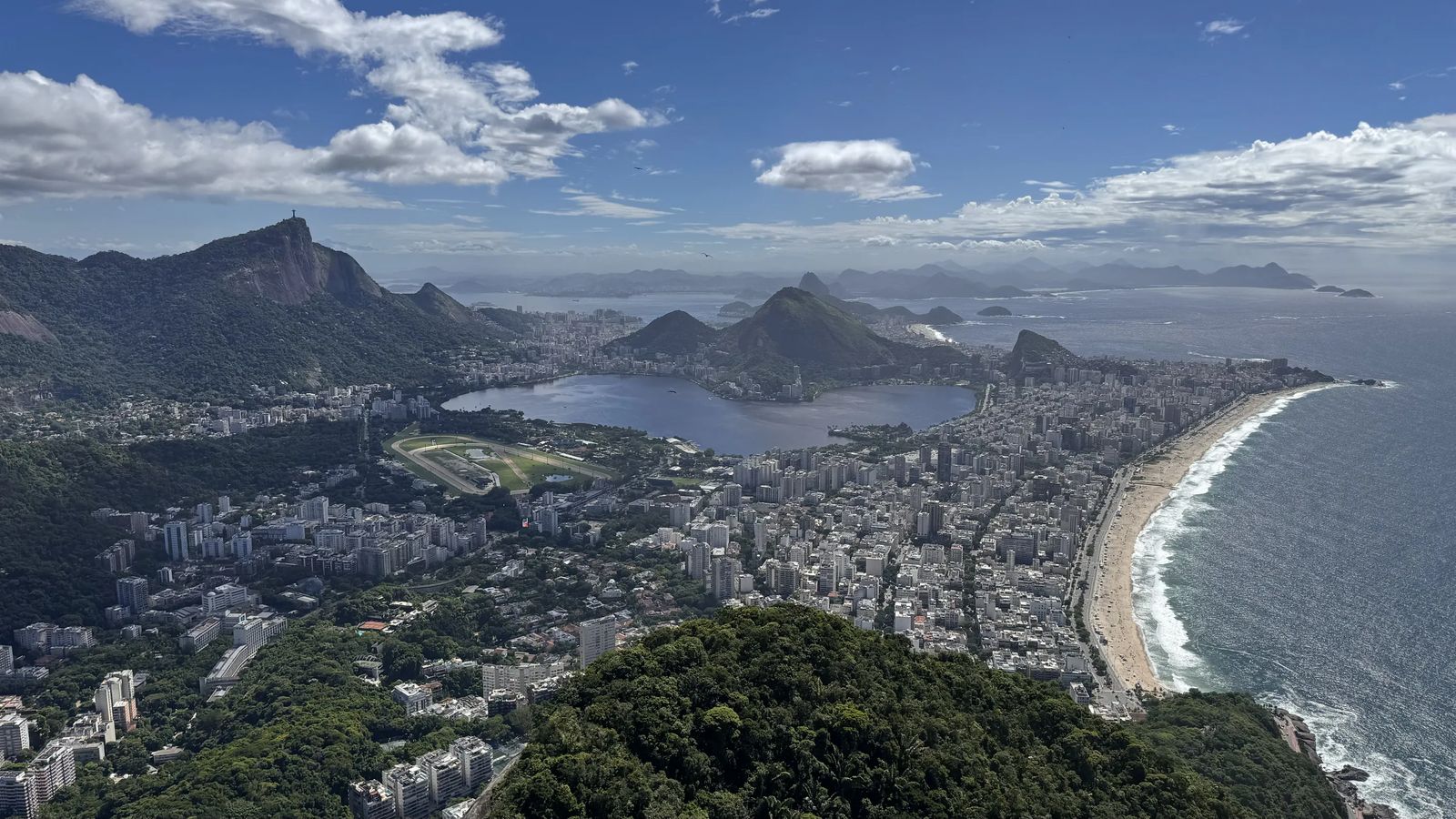 Vue depuis le sommet du Dois Irmãos : Ipanema, Leblon, la Lagoa et le Corcovado